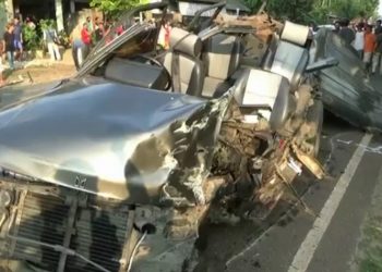 Kondisi minibus hancur setelah menabrak truk tronton. (Foto: Dok.iNews.id)