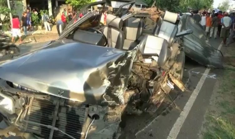 Kondisi minibus hancur setelah menabrak truk tronton. (Foto: Dok.iNews.id)