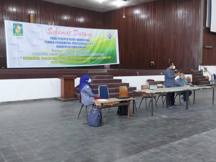 Rektor UHKBPNP yang diwakili Rindu Marpaung, saat didapuk menyampaikan sambutan, Kamis (28/10/2021), di Auditorium UHKBPNP.