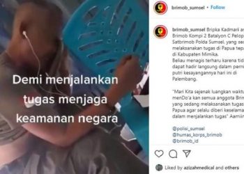Tangkapan layar video viral anggota Brimob yang sedang tugas di Papua tak bisa datang ke pernikahan anak di Palembang. (Foto: Instagram @Brimob_Sumsel)