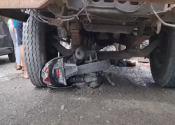 Seorang pengendara motor tewas terlindas truk pengangkut pupuk di jalan rusak dan berlobang, di Kelurahan Paya Pasir, Kecamatan Medan, Kota Medan, Sumatera Utara, Jumat (1/10/2021) siang. Foto SINDOnews