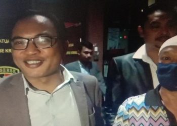 Rohman Hidayat (kiri) mendampingi Yosef Hidayah (berpeci) saat pemeriksaan lanjutan kasus di Mapolres Subang. (Foto: Yudy Heryawan Juanda)
