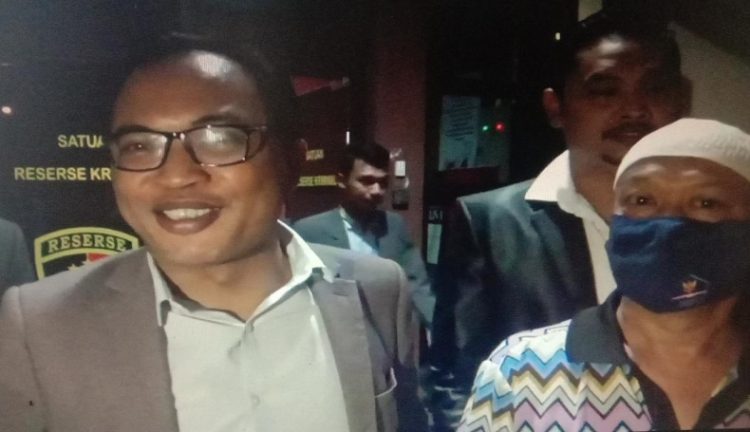 Rohman Hidayat (kiri) mendampingi Yosef Hidayah (berpeci) saat pemeriksaan lanjutan kasus di Mapolres Subang. (Foto: Yudy Heryawan Juanda)