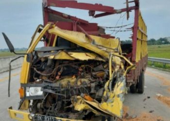 Kondisi truk colt diesel dengan nopol BK 8313 MD yang dikemudikan Dimas Saputra tampak rusak parah akibat kecelakaan.
