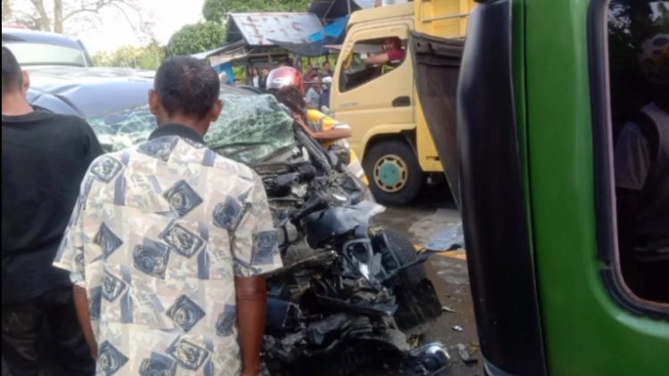 Mobil Toyota Avanza adu banteng dengan truk, akibatnya tiga orang tewas sementara dua bocah selamat (Jamalpangwa/MNC Portal)