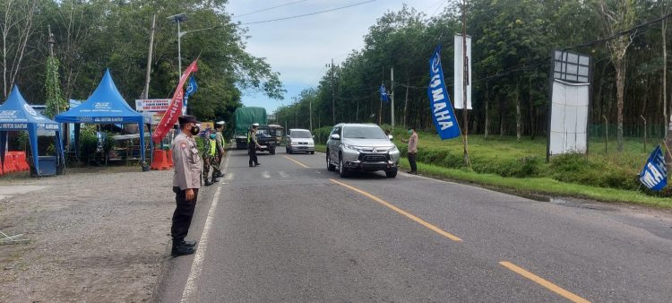 Personil Polres Simalungun tampak melakukan penyekatan di pintu keluar masuk Kabupaten Simalungun.