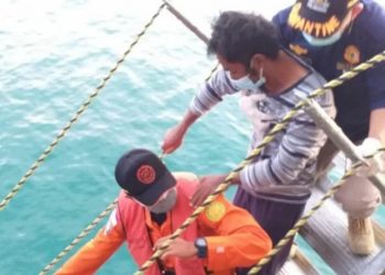 Tim SAR mengevakuasi nelayan asal Sibolga yang sempat hilang usai kapalnya tenggelam di Agam (Antara)