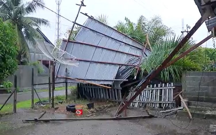 Rumah Warga hingga Sekolah di Aceh Barat Porak-poranda Diterjang Puting Beliung (Foto: iNews/Afsah)