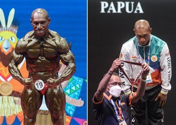 Atlet binaraga Papua Edoardus Apcowo memperagakan salah satu gerakan tubuh dalam pertandingan binaraga kelas 70 kilogram PON Papua di Auditorium Universitas Cenderawasih, Jayapura, Papua, Senin (4/10/2021). Foto/Kolase/ANTARA FOTO/Indrayadi TH