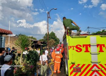 Mobil pemadam kebakaran milik PT. STTC saat terjun ke lokasi kejadian.