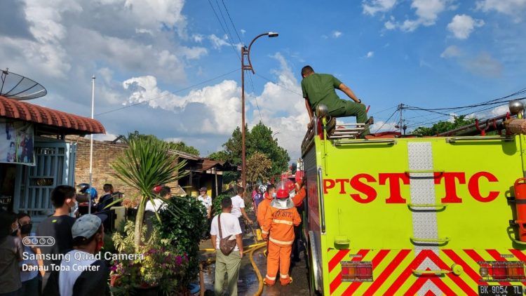 Mobil pemadam kebakaran milik PT. STTC saat terjun ke lokasi kejadian.