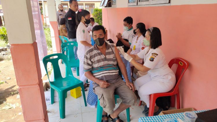 Kapolres Simalungun gelar vaksinasi dan bagi - bagi sembako.