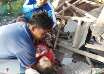 Warga mengevakuasi korban gempa berkekuatan Magnitiudo (M)4,8 di Karangasem, Bali, Sabtu (16/10/2021). Foto/Humas BPBD Karangasem