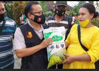 Joni Monang Siregar, Ketua Bankom Garuda Sumatera Utara (Sumut) saat menyerahkan bantuan kepada korban musibah kebakaran, yaitu keluarga dari Tambunan, Jumat (8/10/2021), sekitar pukul 17.30 WIB.