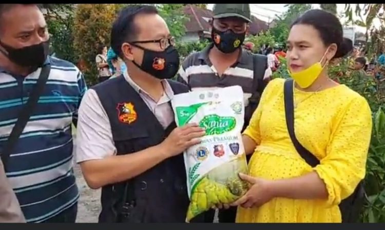 Joni Monang Siregar, Ketua Bankom Garuda Sumatera Utara (Sumut) saat menyerahkan bantuan kepada korban musibah kebakaran, yaitu keluarga dari Tambunan, Jumat (8/10/2021), sekitar pukul 17.30 WIB.