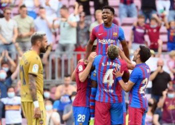 Ansu Fati (atas) melakukan selebrasi usai cetak gol ketiga Barcelona lawan Levante dalam pertandingan pekan ketujuh Liga Spanyol di Camp Nou pada 26 September 2021. ANTARA/AFP/LLUIS GENE