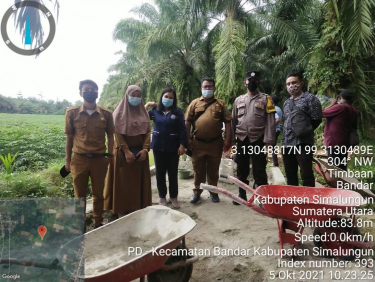 Para Aparatur Desa saat foto bersama di lokasi pembangunan tembok penahan tanah (TPT), di Jalan Sikodok, Huta III, Nagori Landbouw, Kecamatan Bandar, Kabupaten Simalungun, dengan melibatkan 10 orang warga setempat, Selasa (5/10/2021).