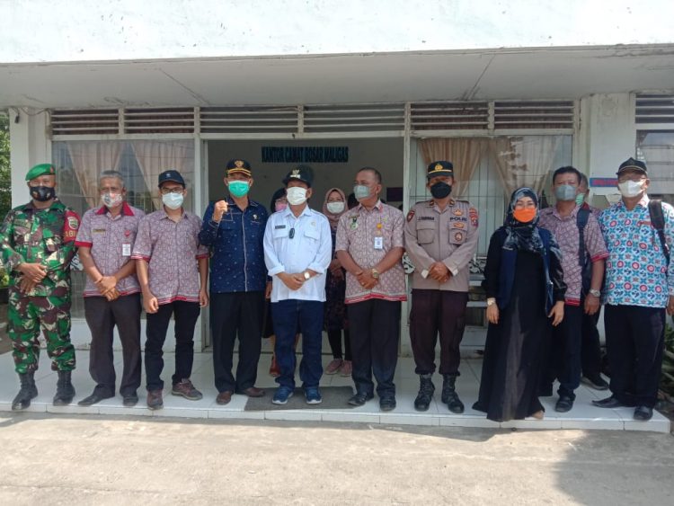 Foto bersama usai pertemuan dengan Bupati Simalungun di kantor Camat Bosar Maligas.