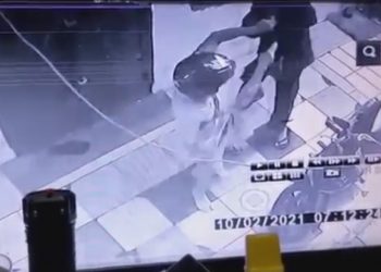 Rekaman CCTV memperlihatkan detik-detik saat korban dianiaya pelaku dengan besi. Foto/iNews TV/Dharma Setiawan