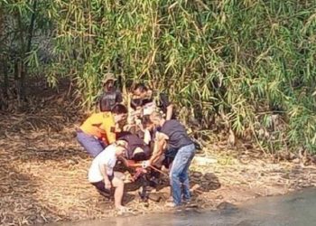 Petugas saat mengevakuasi korban tenggelam saat susur sungai di Ciamis. (Foto: istimewa)