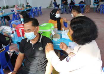 Alumni AKABRI 1990 di seluruh Indonesia menggelar vaksinasi massal dan bakti sosial, di Kota Pematangsiantar, yang dipusatkan di Wisma Musyawarah, Jalan Musyawarah No. 59, Kelurahan Sukadame, Kecamatan Siantar Utara, Kota Pematangsiantar, pada Senin (25/10/2021) pagi tadi, sekitar pukul 08.30 WIB.