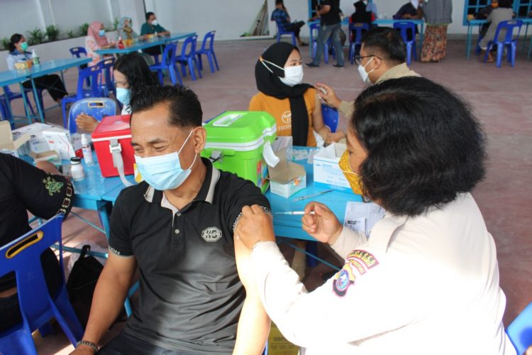 Alumni AKABRI 1990 di seluruh Indonesia menggelar vaksinasi massal dan bakti sosial, di Kota Pematangsiantar, yang dipusatkan di Wisma Musyawarah, Jalan Musyawarah No. 59, Kelurahan Sukadame, Kecamatan Siantar Utara, Kota Pematangsiantar, pada Senin (25/10/2021) pagi tadi, sekitar pukul 08.30 WIB.