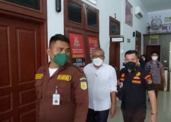 Salah seorang pejabat KPU Sergai (kemeja putih) yang diboyong ke Rutan Klas II B Tebingtinggi, Rabu (27/10/2021). Foto: Istimewa
