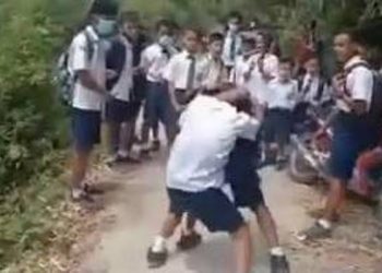 Dua siswa SMP terlibat duel dan ditonton oleh teman-temannya. Video tersebut pun viral di media sosial. Foto: Video Viral