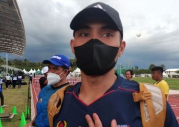 Atlet Jawa Barat Halomoan Edwin Binsar Simanjuntak di GOR Mimika Sport Complex, Mimika, Papua, Minggu (10/10/2021) (ANTARA/Fathur Rochman)