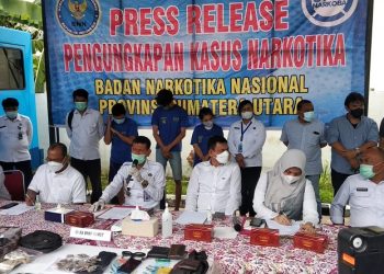 BNNP Sumut menggelar konferensi pers pengggerebekan pesta ganja di Kampus USU, Senin (11/10/2021). (Foto: MPI/Wahyudi Aulia)