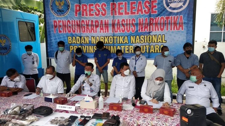 BNNP Sumut menggelar konferensi pers pengggerebekan pesta ganja di Kampus USU, Senin (11/10/2021). (Foto: MPI/Wahyudi Aulia)