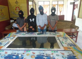 Foto keempat pelaku dan barang bukti mesin gelper tembak ikan.