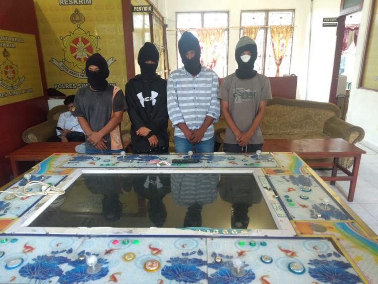 Foto keempat pelaku dan barang bukti mesin gelper tembak ikan.