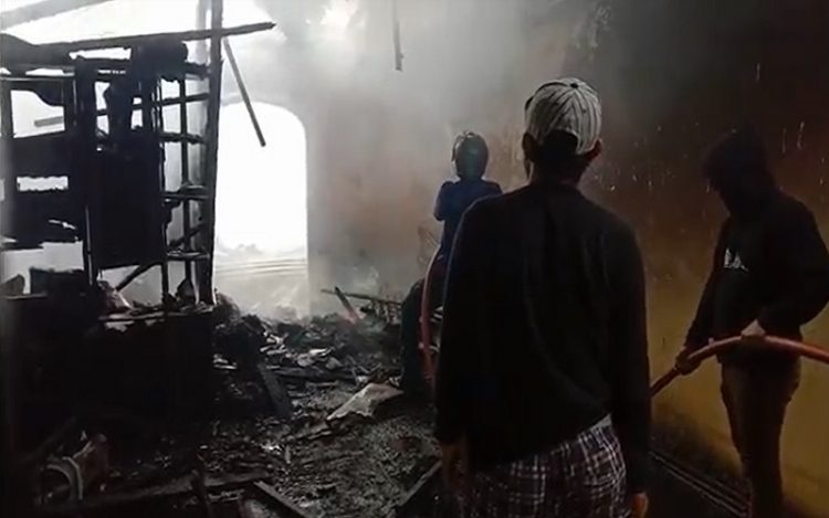 Tabung Gas Meledak, 5 Rumah Warga di Karo Hangus Terbakar (Foto: iNews/Eka Hetriansyah)