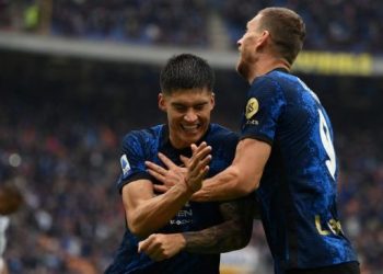 Penyerang Inter Milan, Joaquin Correa (kiri) merayakan golnya ke gawang Udinese bersama penyerang Edin Dzeko, dalam laga Liga Italia di Stadio Giusseppe Meazza, Milan, Minggu (31/10/2021) malam WIB. [Marco BERTORELLO / AFP]