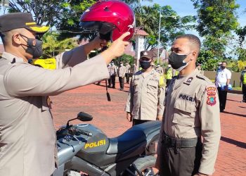 Kapolres Simalungun memberikan helm dan sepeda motor Babinkamtibmas kepada Bripda Andreas Rewa
