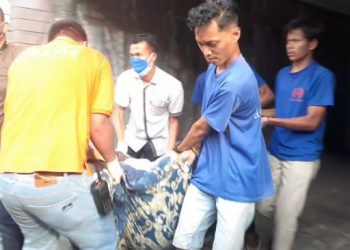 Mayat pria bersimbah darah di hotel di Medan saat dievakuasi ke RS Bhayangkara. [Dok.Digtara.com]