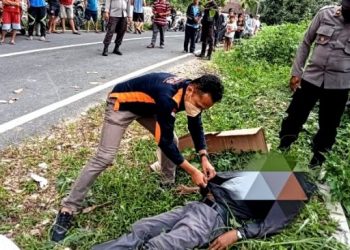 Kondisi mayat pria ditemukan tergeletak di jalan Humbahas. [Dok.Digtara.com]