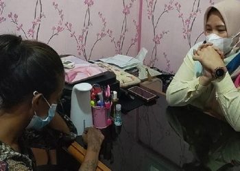 Kasubnit PPA Satreskrim Polrestabes Palembang, Iptu Fifin Sumailan menginterogasi OK, pelaku penganiayaan terhadap anak kandung. (Foto: Era N)