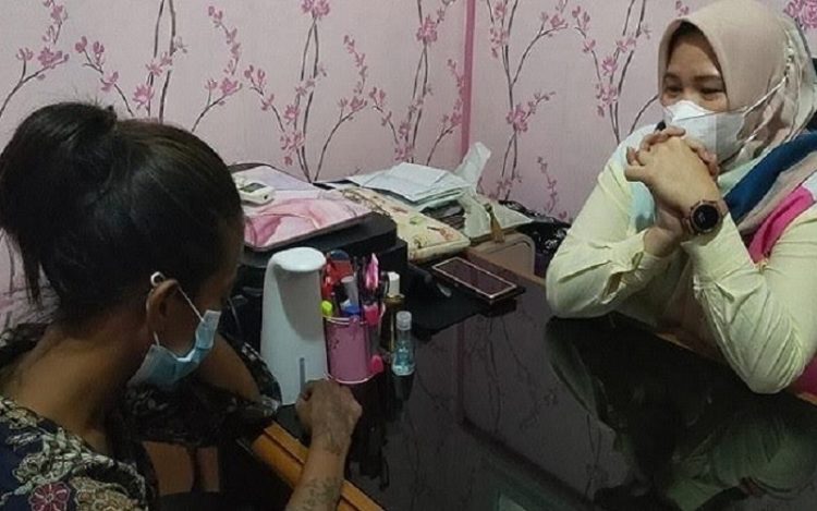 Kasubnit PPA Satreskrim Polrestabes Palembang, Iptu Fifin Sumailan menginterogasi OK, pelaku penganiayaan terhadap anak kandung. (Foto: Era N)