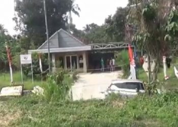 Polisi memeriksa ulang TKP pembunuhan Tuti Suhartini dan anak gadisnya, Amelia Mustika Ratu di Dusun Ciseuti, Desa/Kecamatan Jalan Cagak, Subang, Jawa Barat. Foto/iNews TV/Yudy HJ
