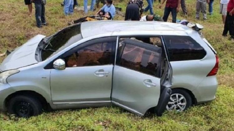 Mobil Avanza rombongan SMK Taruna Tekno Nusantara Medan mengalami kecelakaan di Jalan Tol Tebingtinggi. (ANTARA/HO)
