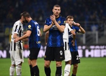 Para pemain Inter Milan dan Juventus usai pertandingan lanjutan Serie A yang berakhir imbang 1-1 di Stadion Guseppe Meazza, Senin (25/10/2021) dini hari WIB. (foto: AFP)