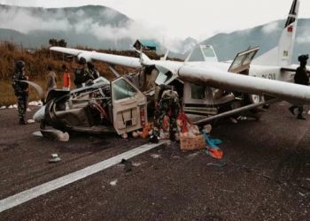 Pesawat Smart Air yang membawa kargo jatuh di Bandara Aminggaru Ilaga, Kabupaten Puncak Papua. Kecelakaan terjadi sekitar pada Senin pagi (25/10/2021). Foto iNews TV/Cornelia M