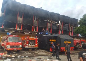 Tiga orang penghuni Ruko Rizeki di sekitar Jalan Baru Tembus Melati, Kelurahan Waymhorock, Distrik Abepura, Jayapura, Papua tewas setelah kebakaran melahap enam unit ruko di wilayah tersebut, Rabu (13/10/21) dini hari. iNews TV/Edi