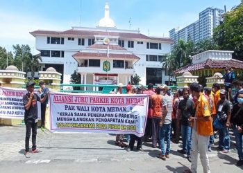 Puluhan juru parkir (jukir) yang tergabung dalam Asosiasi Jukir Medan berunjuk rasa di depan Balai Kota Medan, Kamis (14/10/2021) siang. (Foto: istimewa)