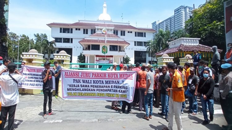 Puluhan juru parkir (jukir) yang tergabung dalam Asosiasi Jukir Medan berunjuk rasa di depan Balai Kota Medan, Kamis (14/10/2021) siang. (Foto: istimewa)