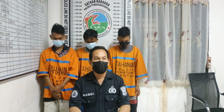 Foto ketiga pelaku yang diamankan Sat Narkoba Polres Pematangsiantar.