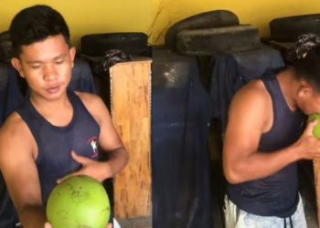 Tangkapan layar sosok pria Salam dari Tembung membuka kelapa pakai gigi. [Ist]