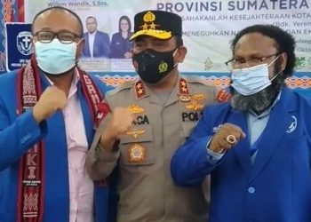 Ketua DPC GAMKI Pematangsiantar, Hendra Simanjuntak SPd MPd (kiri), saat foto bersama Kapolda Sumatera Utara (Sumut), Irjen Pol RZ Panca Putra Simanjuntak (tengah) dan Ketua Umum GAMKI, Willem Wandik, di acara pembukaan Konferda DPD GAMKI Sumut, baru – baru ini.